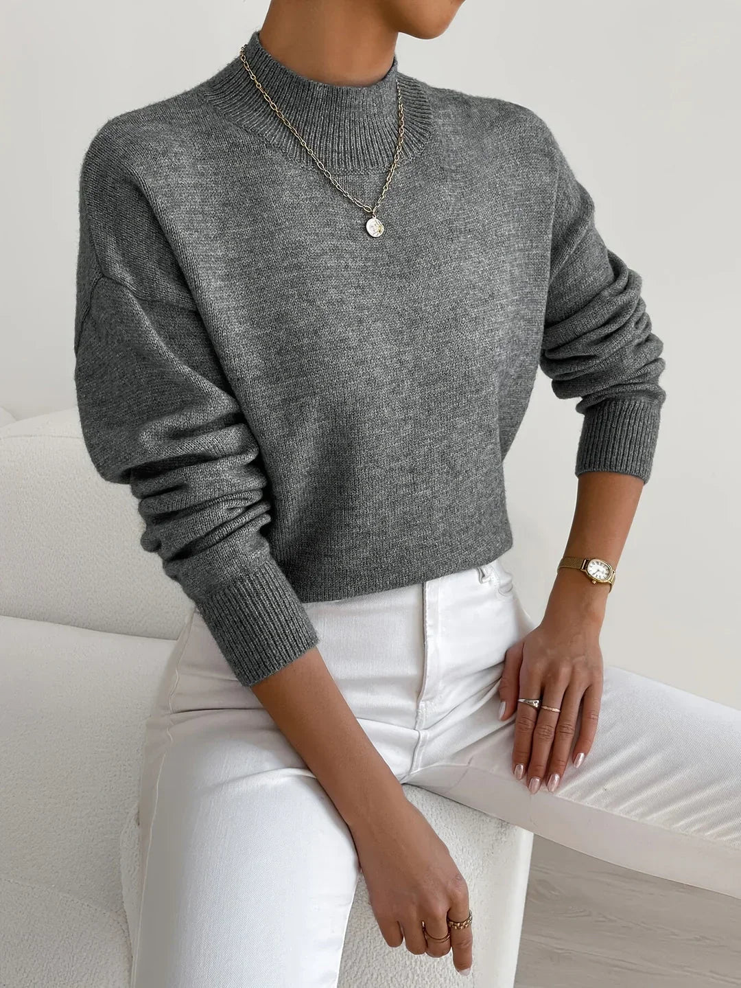 Elegant Strikbluse med Rund Udsnit – Et Must-Have til Hverdagen