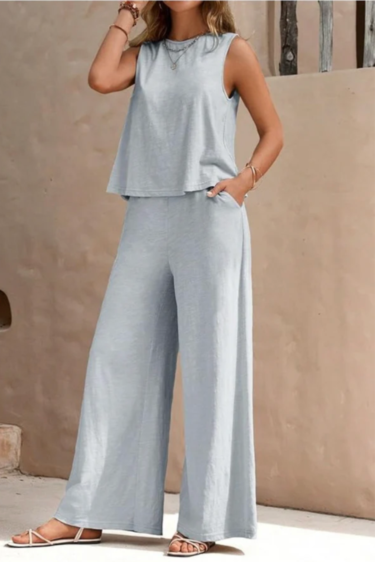 Chic Outfit med Uden Ærmer Top og Løse Bukser – Stilfuld Elegance
