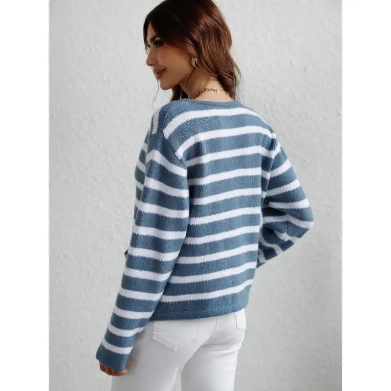 Elegant strikket sweater med knapper og sidelommer