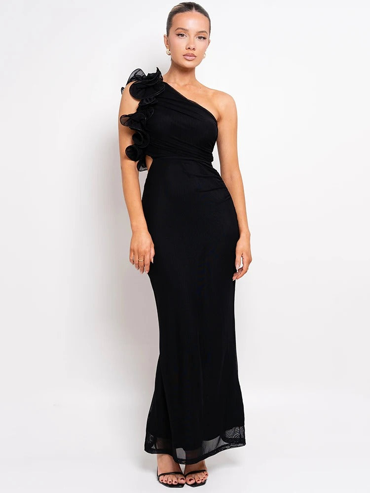 Sofistikeret Aftenkjole med Blomsterdetaljer og One-Shoulder
