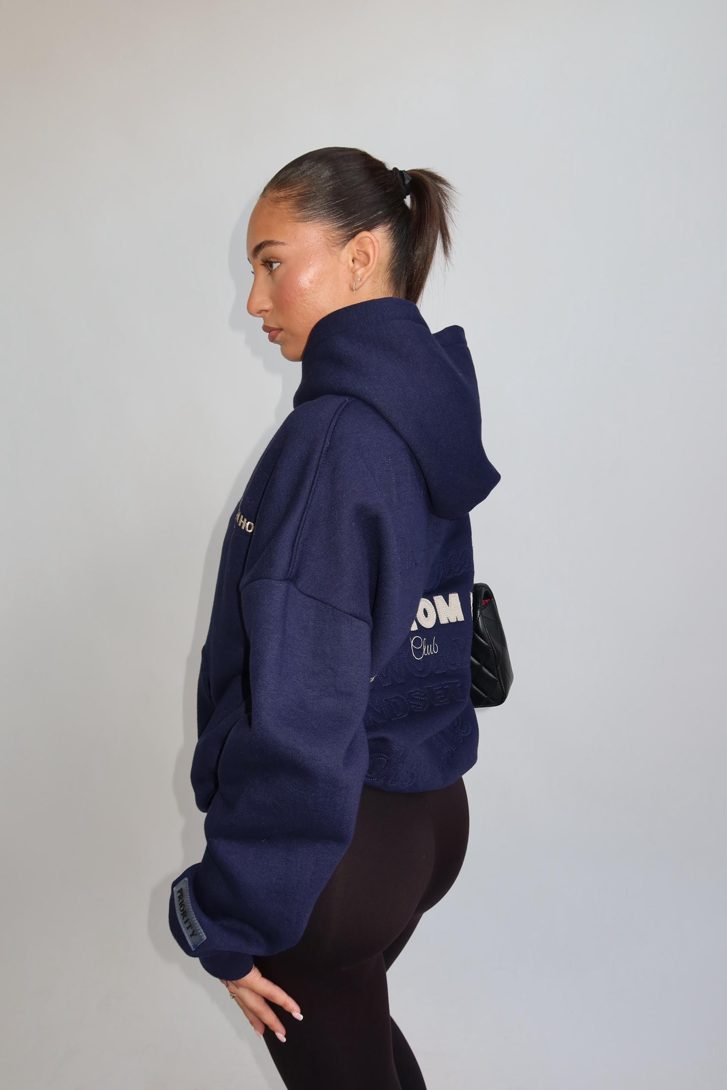 Luksuriøs oversized hættebluse med stilfuldt broderi
