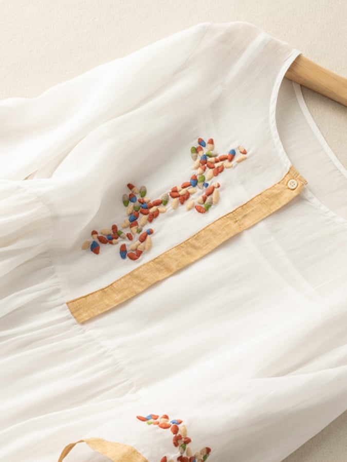 Soleil | Elegant Broderad Midiklänning för Sommaren