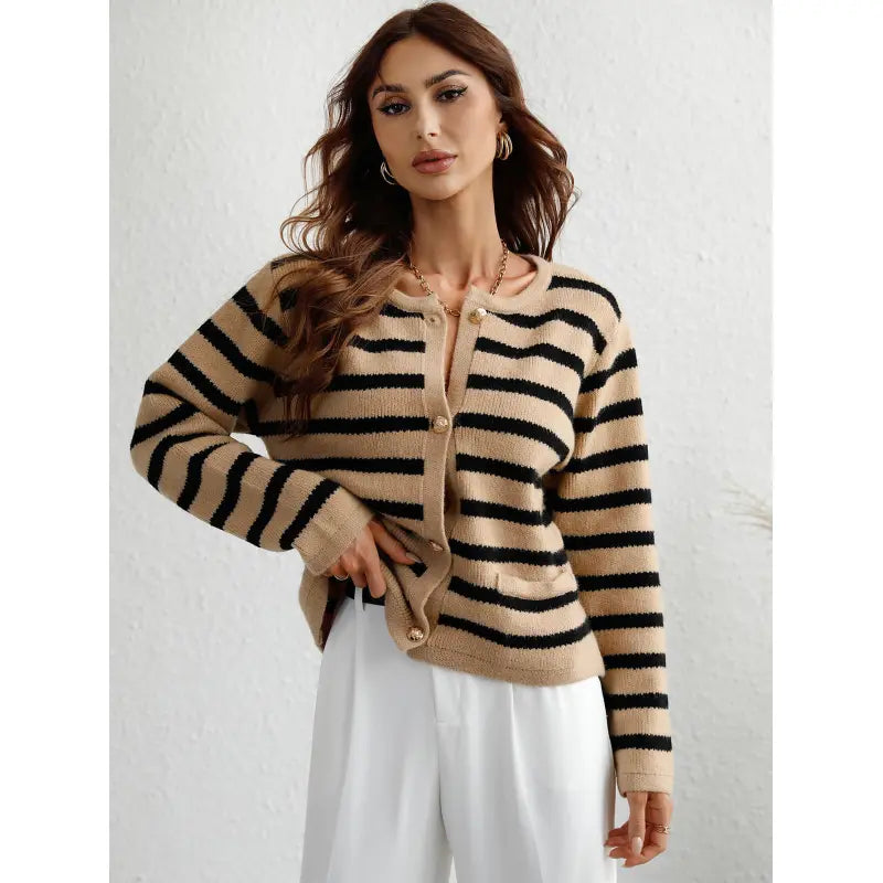 Elegant strikket sweater med knapper og sidelommer