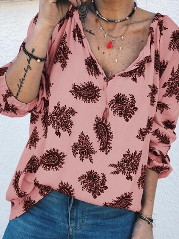 Elegant blus med paisleymönster och lös silhuett