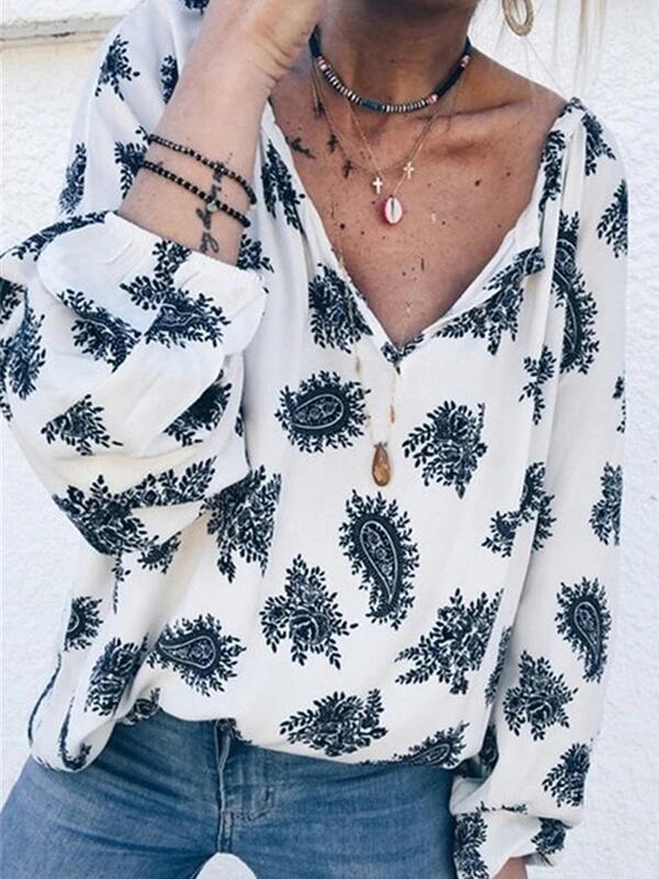 Elegant blus med paisleymönster och lös silhuett