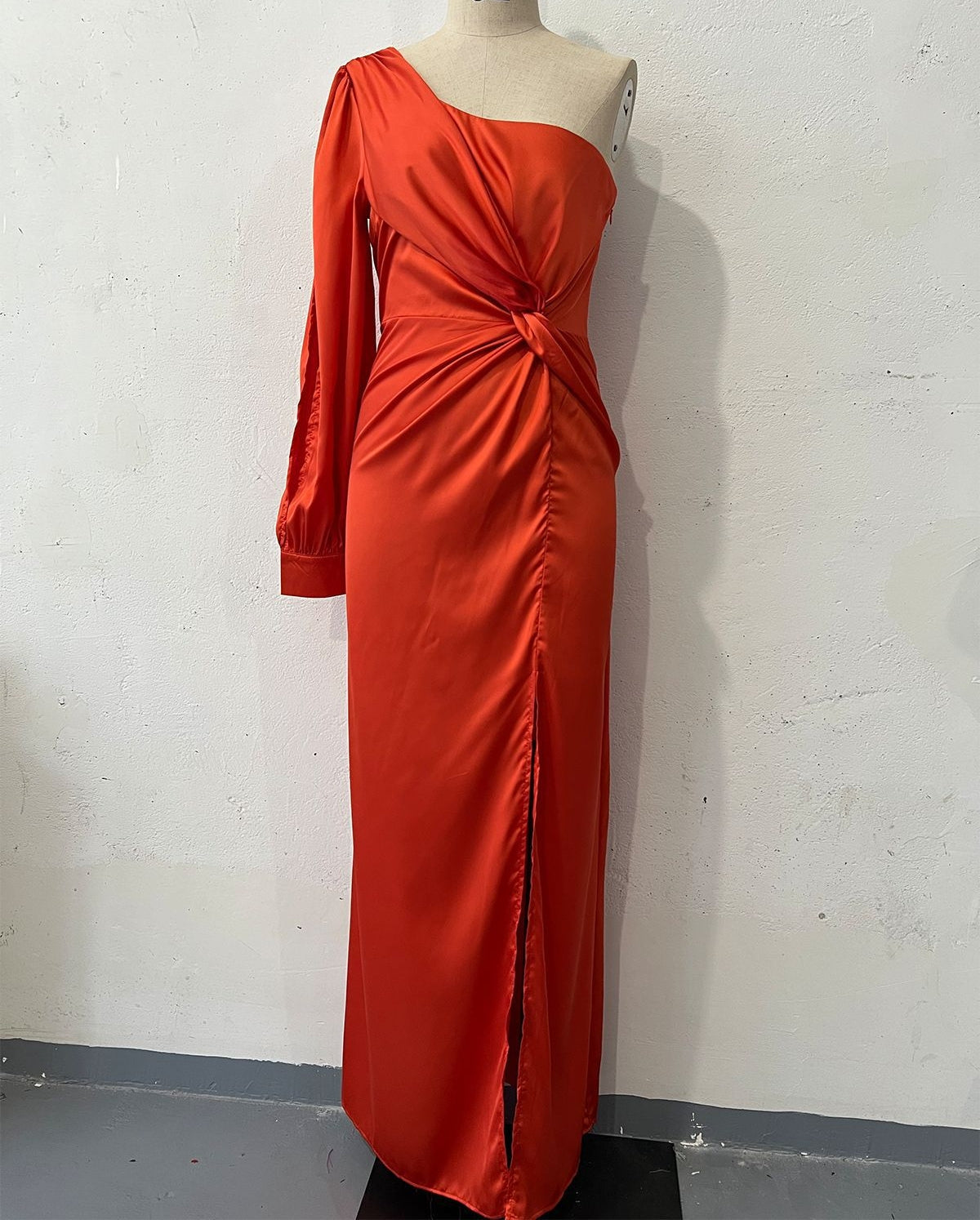 Sofia - Chic One-Shoulder-Klänning med Slits
