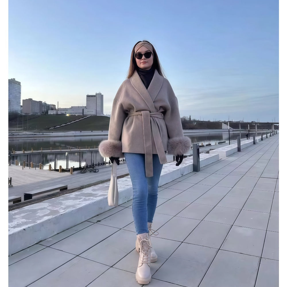 Elegant Damefrakke med Bælte og Bløde Kunstpelsærmer