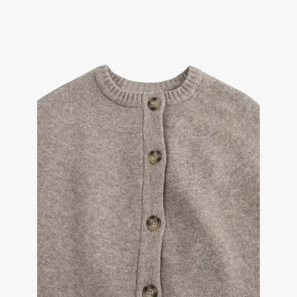 Chloe cardigan med knapper og lagdelte nederdel – et stilfuldt beklædningsstykke til damer