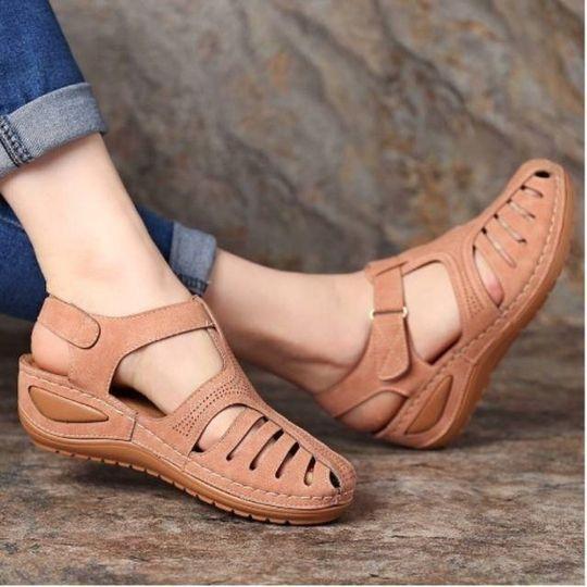 Skulpturerade Läder Sandaler med Ankelsnodd