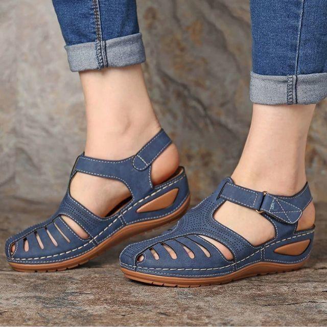 Skulpturerade Läder Sandaler med Ankelsnodd