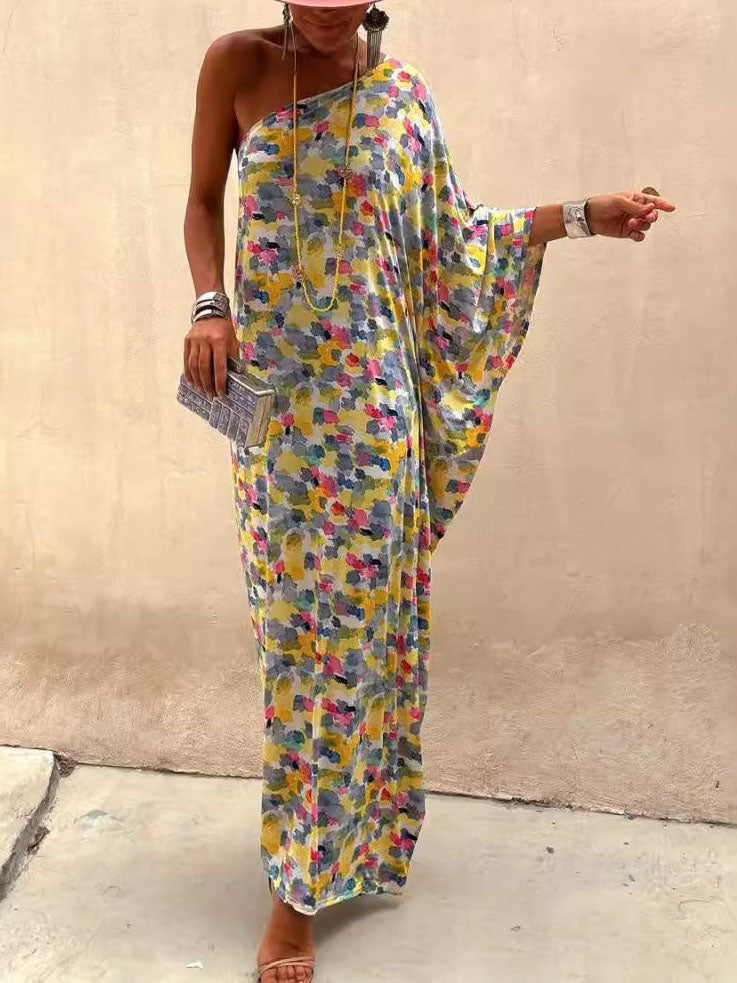 Uden Anstrengelse: Maxi-Kjole med Off-Shoulder og Kunstnerisk Print