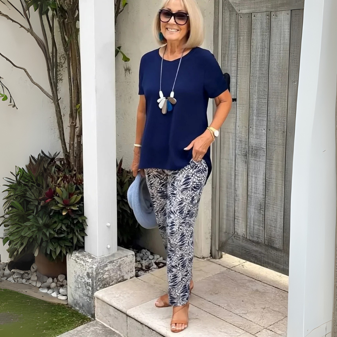 Elegant set med kortärmad topp och mönstrade byxor – snygg vardagslook