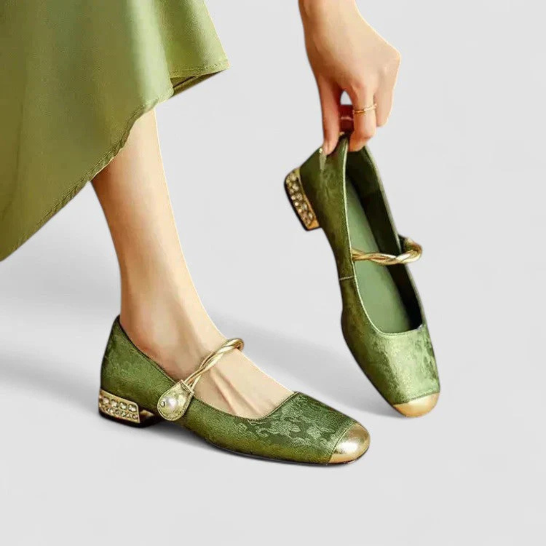 Evelina | Eleganta Skor med Detaljer och Låg Klack