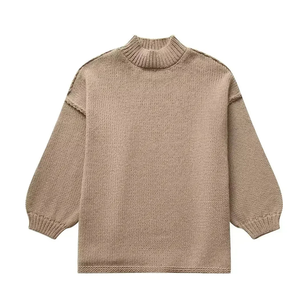 Sofistikerad Stickning med Polokrage och Eleganta Puffärmar