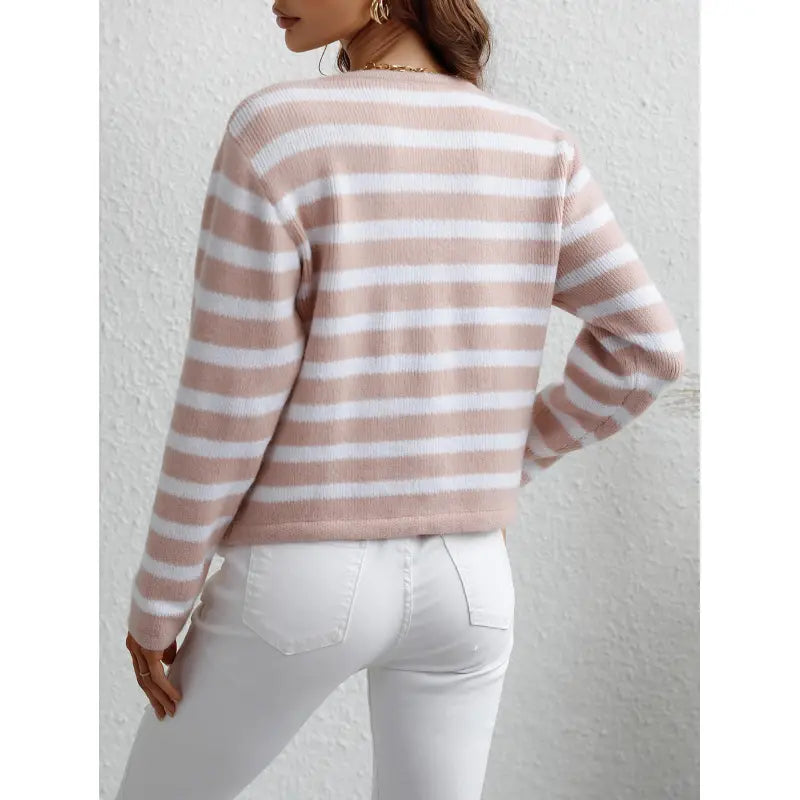 Elegant strikket sweater med knapper og sidelommer