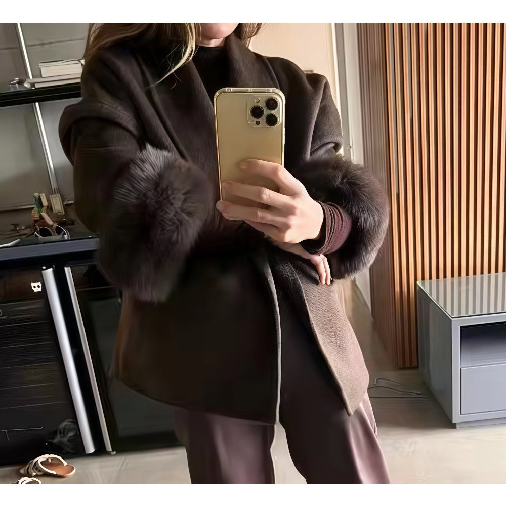 Elegant Damefrakke med Bælte og Bløde Kunstpelsærmer