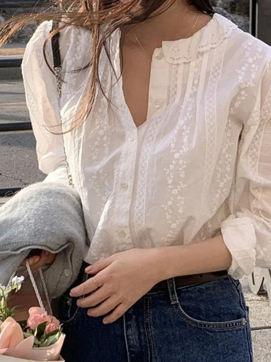 Elegant blus med broderade detaljer för den stilmedvetna