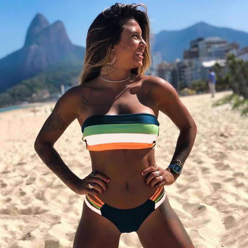 Sommarens Eleganta Bandeau-Bikini med Stiliga Ränder