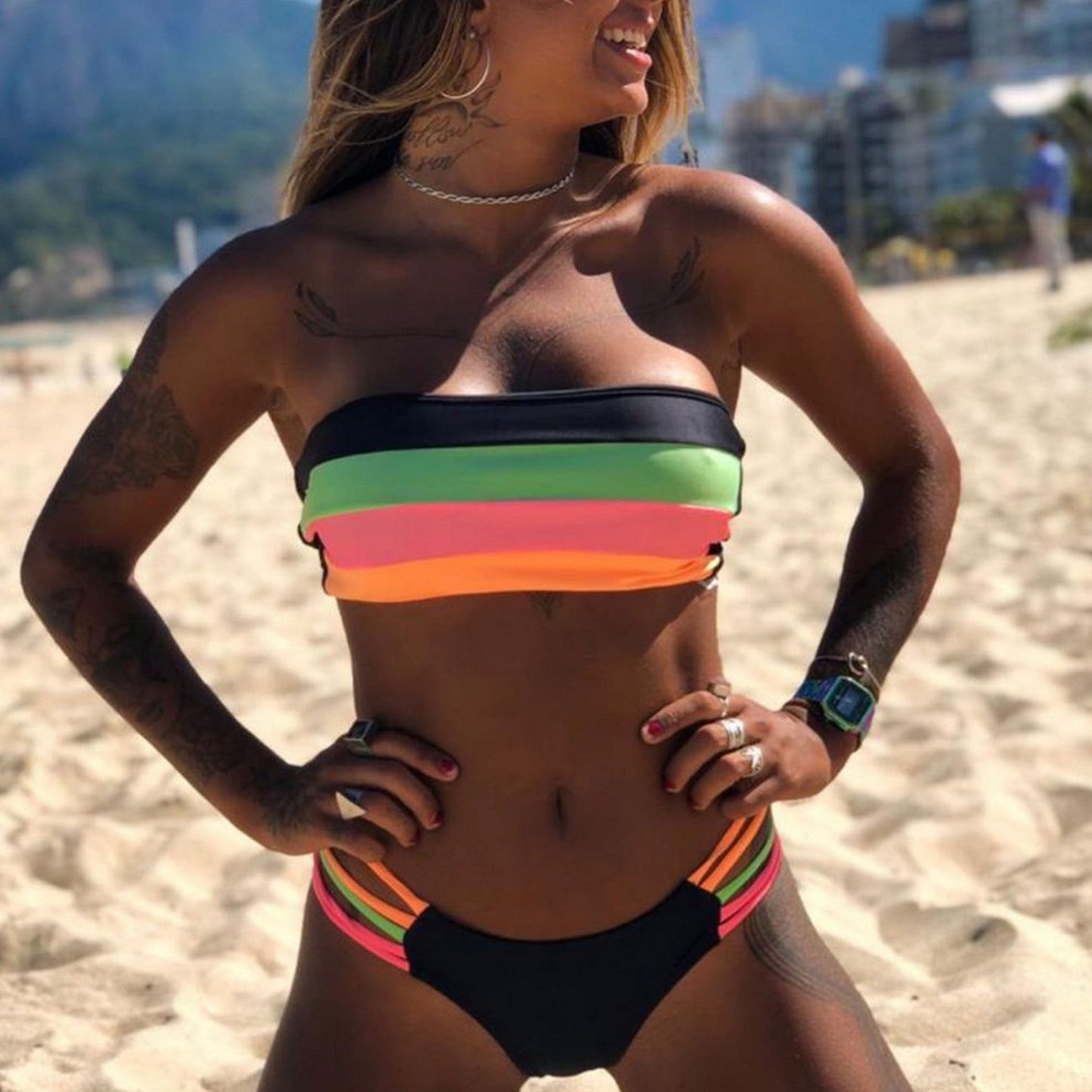 Sommarens Eleganta Bandeau-Bikini med Stiliga Ränder