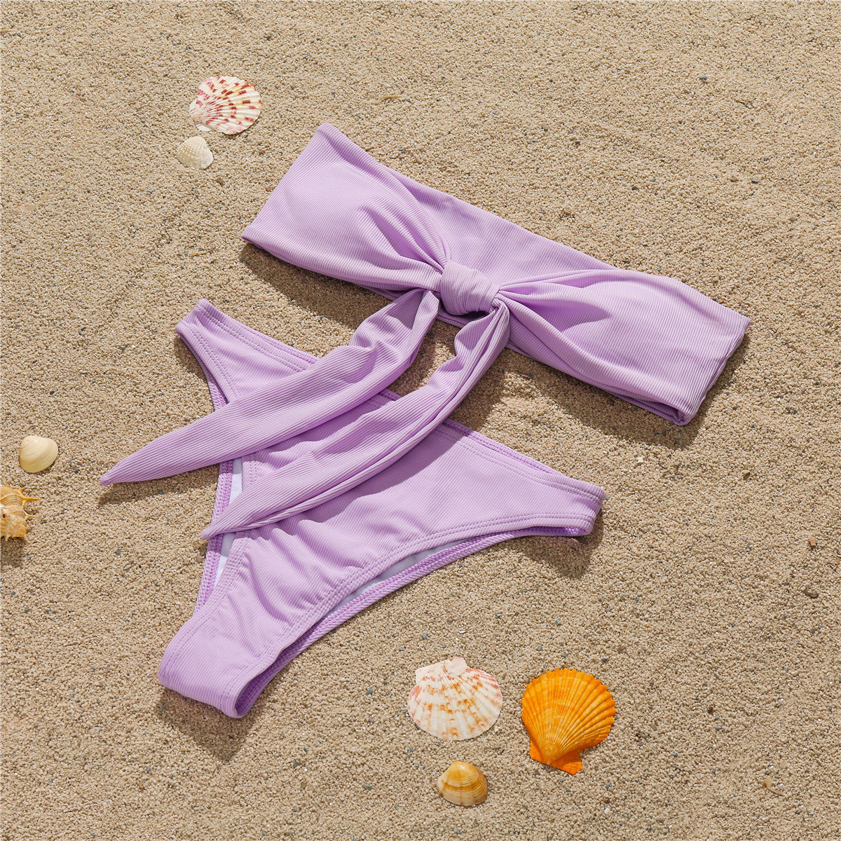 Feminint Bandeau-Bikini med Snygga Detaljer