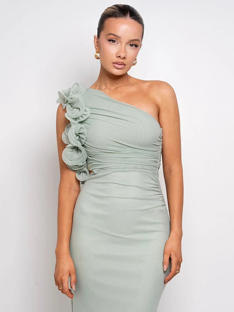Sofistikeret Aftenkjole med Blomsterdetaljer og One-Shoulder