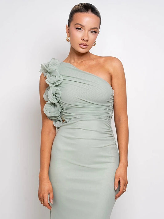 Sofistikeret Aftenkjole med Blomsterdetaljer og One-Shoulder
