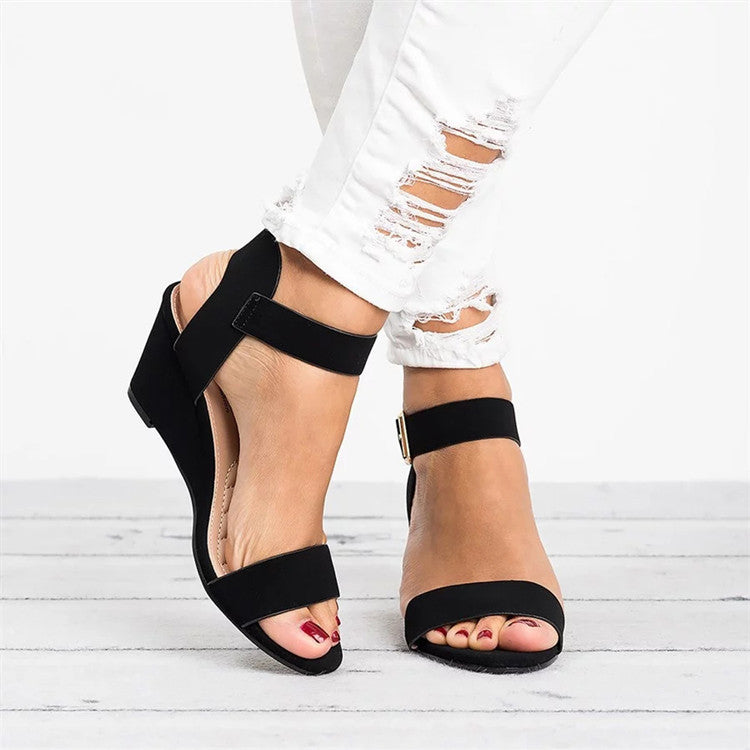Lina | Eleganta Sandaletter med Knökelrem och Blockklack