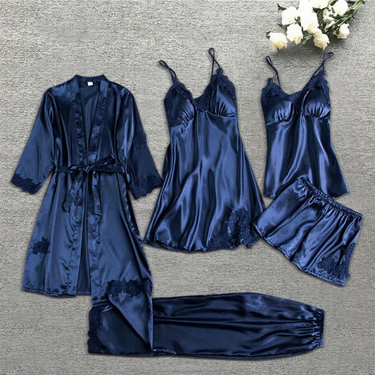 Lyxigt set i satin med kimono, topp och byxor