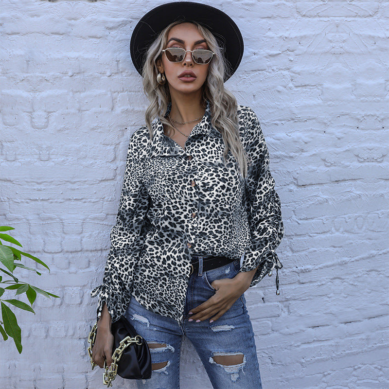 Stilfull blus med leopardmönster och knappar