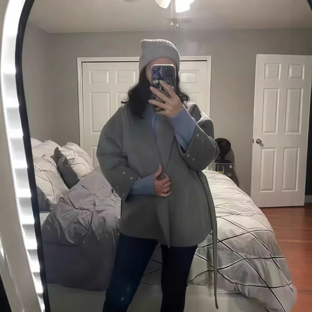 Elegant Damefrakke med Bælte og Bløde Kunstpelsærmer