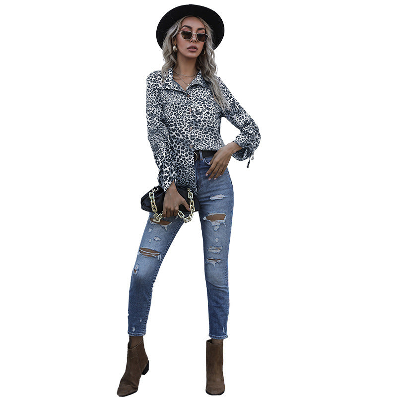 Stilfull blus med leopardmönster och knappar