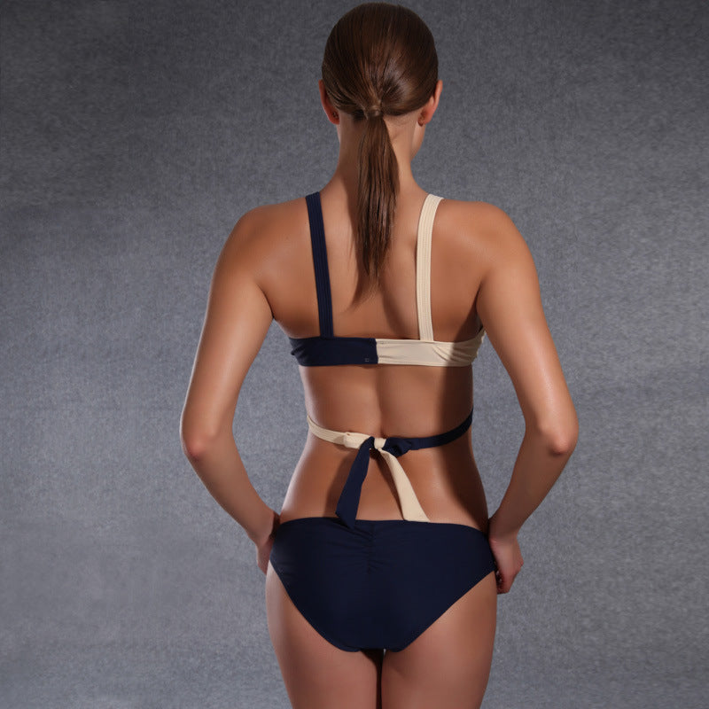 Asymmetrisk bikinitopp med djup halsringning