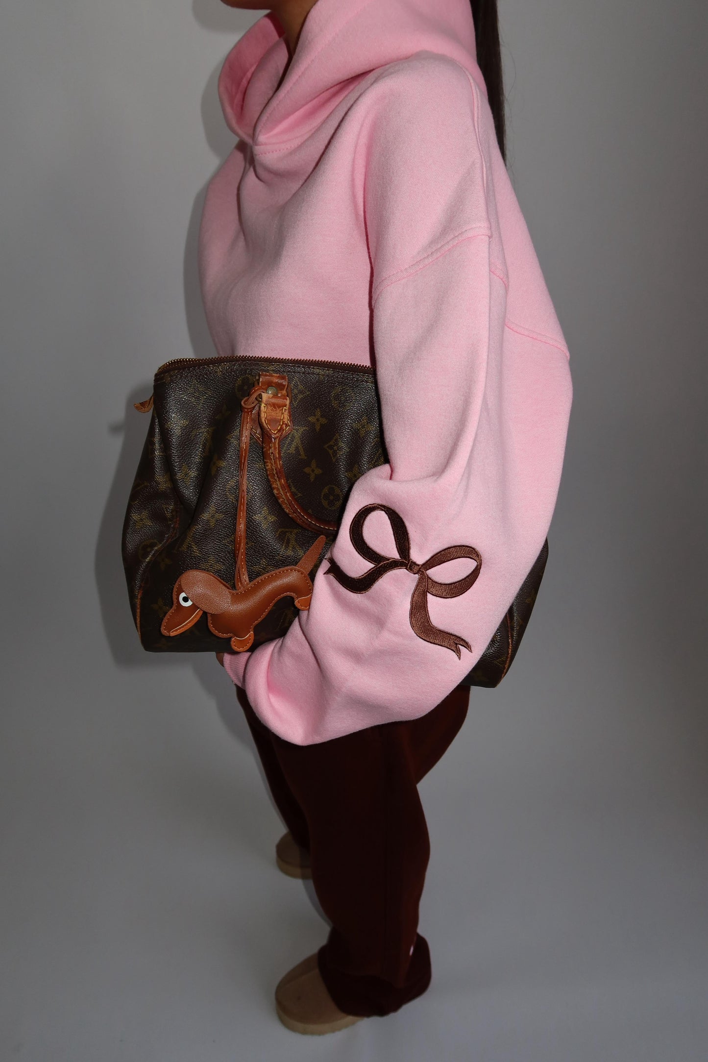 Trendy cropped hoodie med unikke broderinger