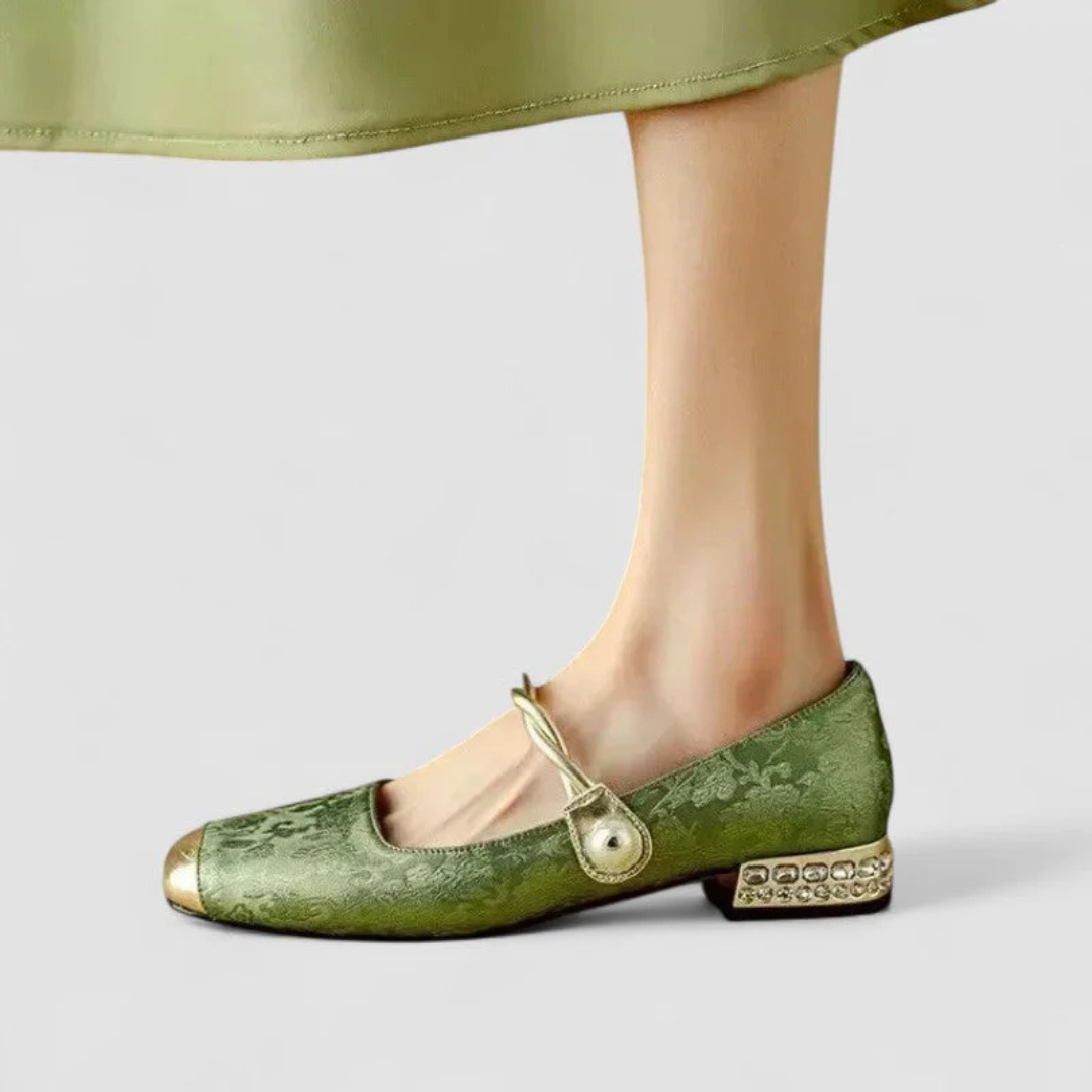 Evelina | Eleganta Skor med Detaljer och Låg Klack