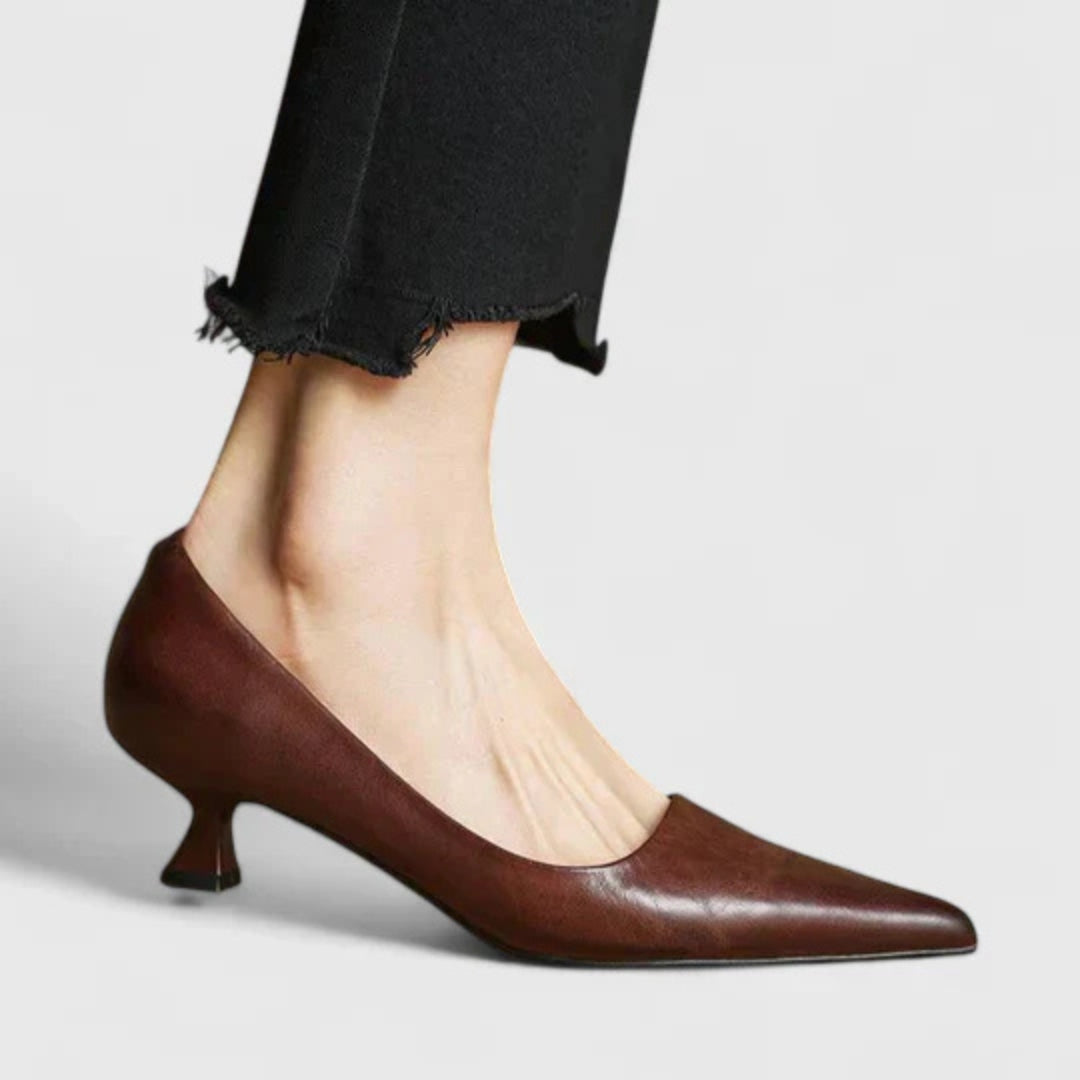 Sofia | Eleganta spetsiga pumps med låg klack