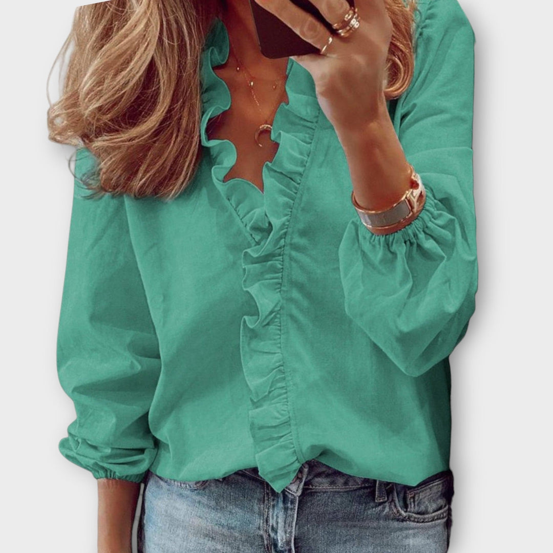 Femininitet och Elegans: V-ringad Blus med Volanger