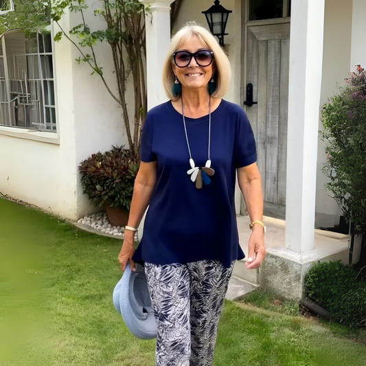 Elegant set med kortärmad topp och mönstrade byxor – snygg vardagslook