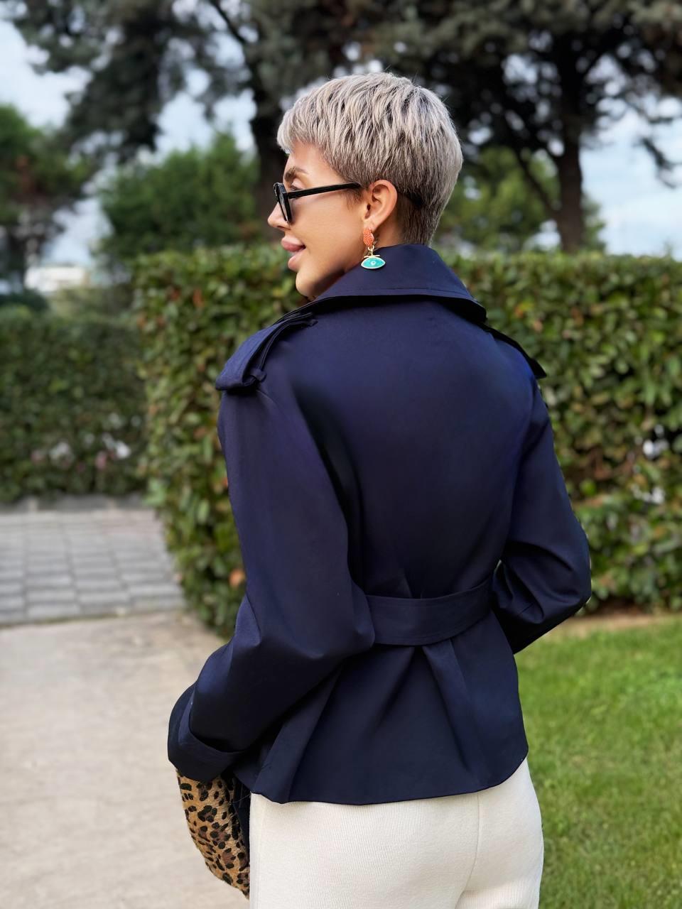 Stilfuld Cropped Blazer med Bindebælte