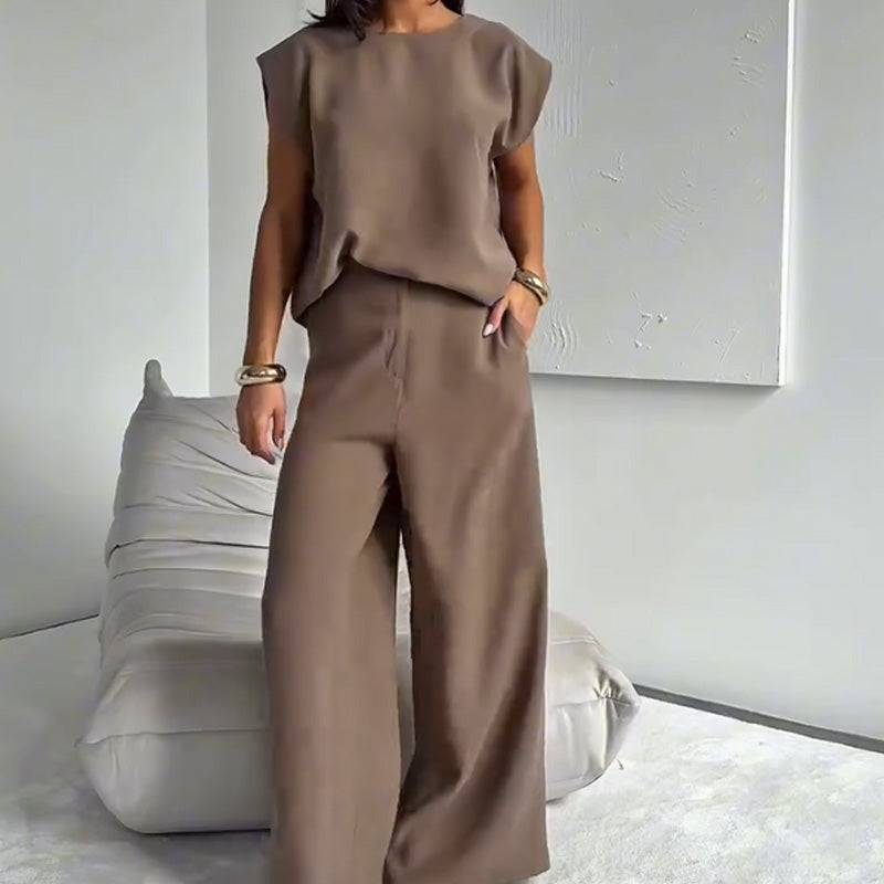 Elegant tvådelat set med t-shirt och vida byxor
