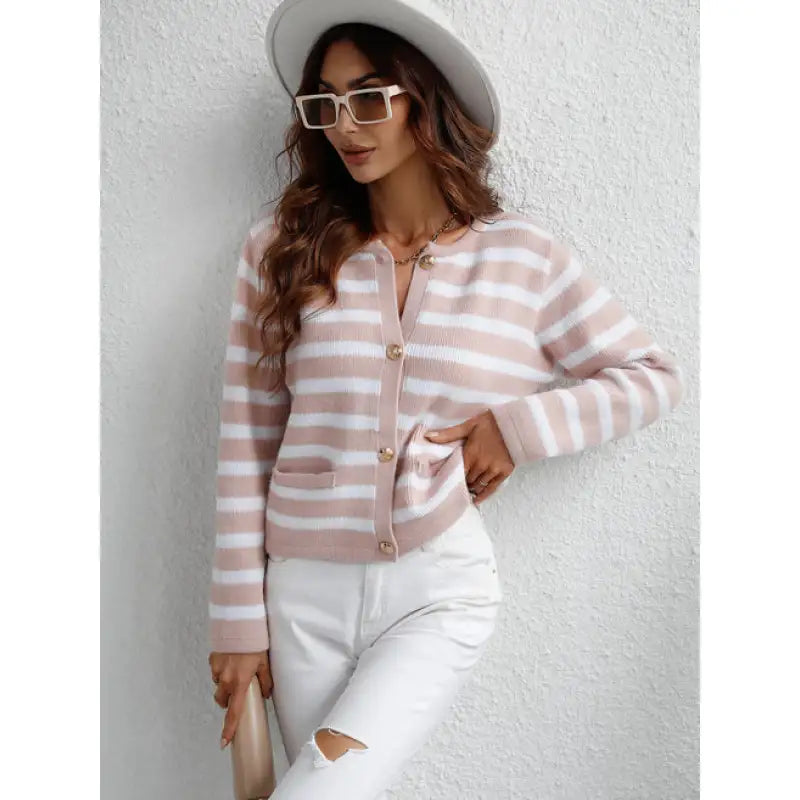 Elegant strikket sweater med knapper og sidelommer