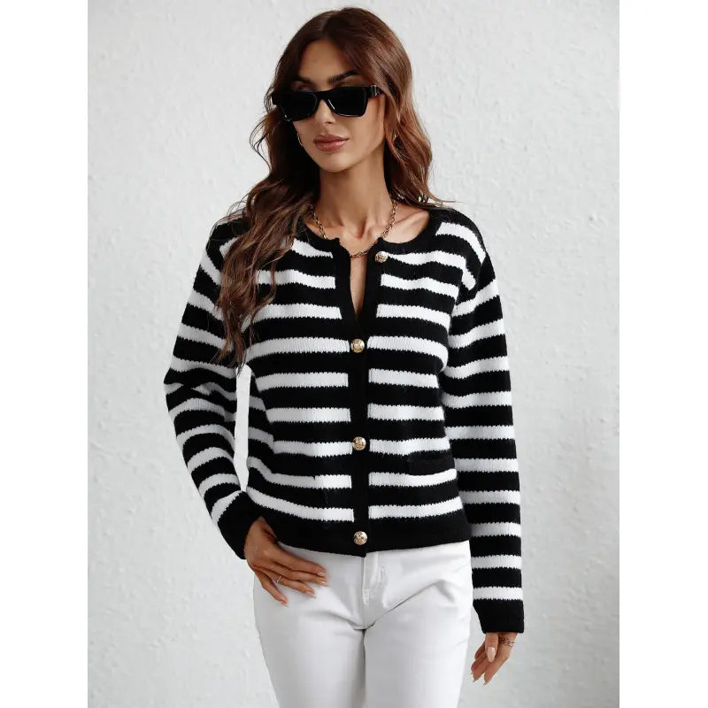 Elegant strikket sweater med knapper og sidelommer