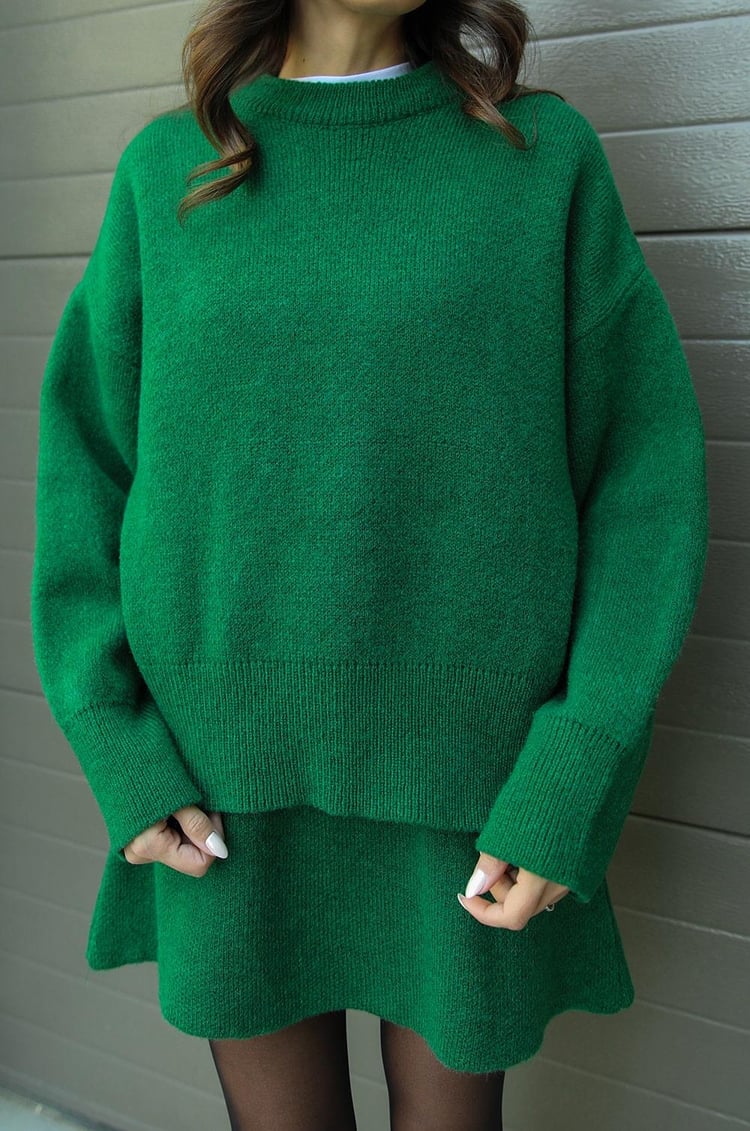 Elegant set med stickad tröja och minikjol för höstlooken