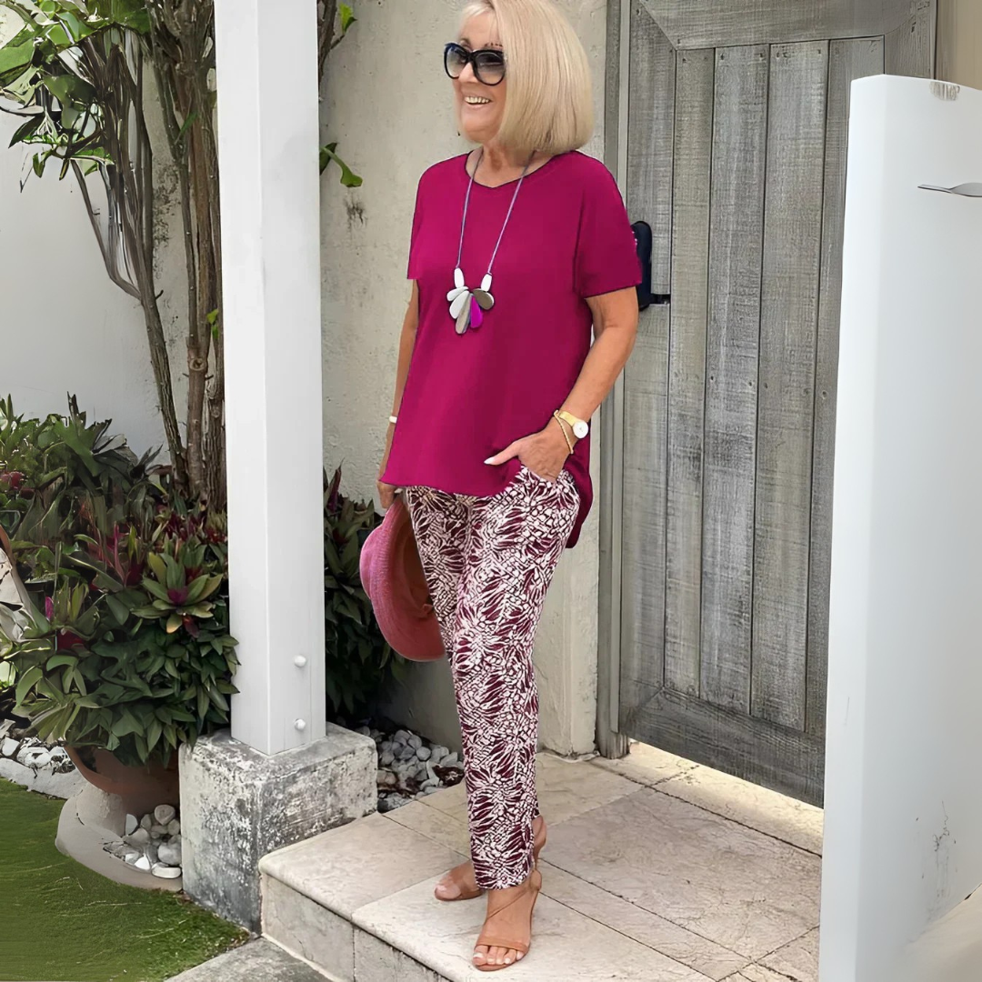 Elegant set med kortärmad topp och mönstrade byxor – snygg vardagslook