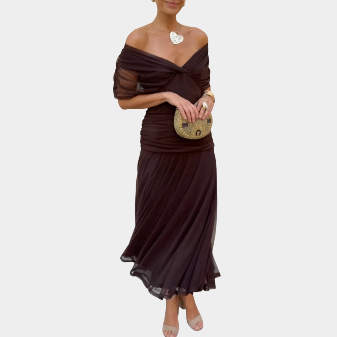 Elegant Off-Shoulder Klänning för Sommarkvällar