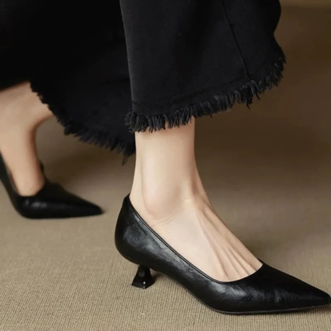 Elara | Eleganta Spetsiga Pumps med Lågt Klack