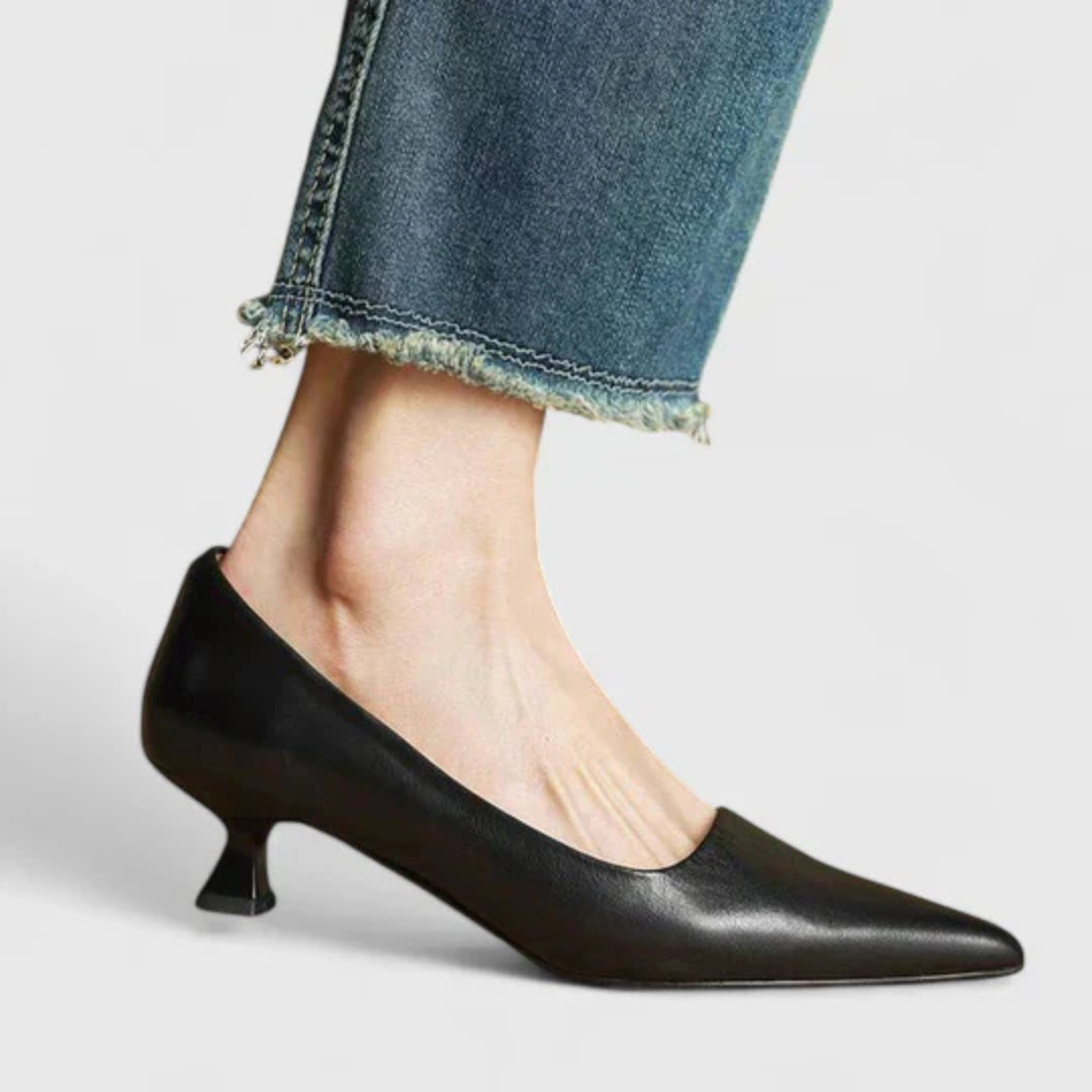 Sofia | Eleganta spetsiga pumps med låg klack