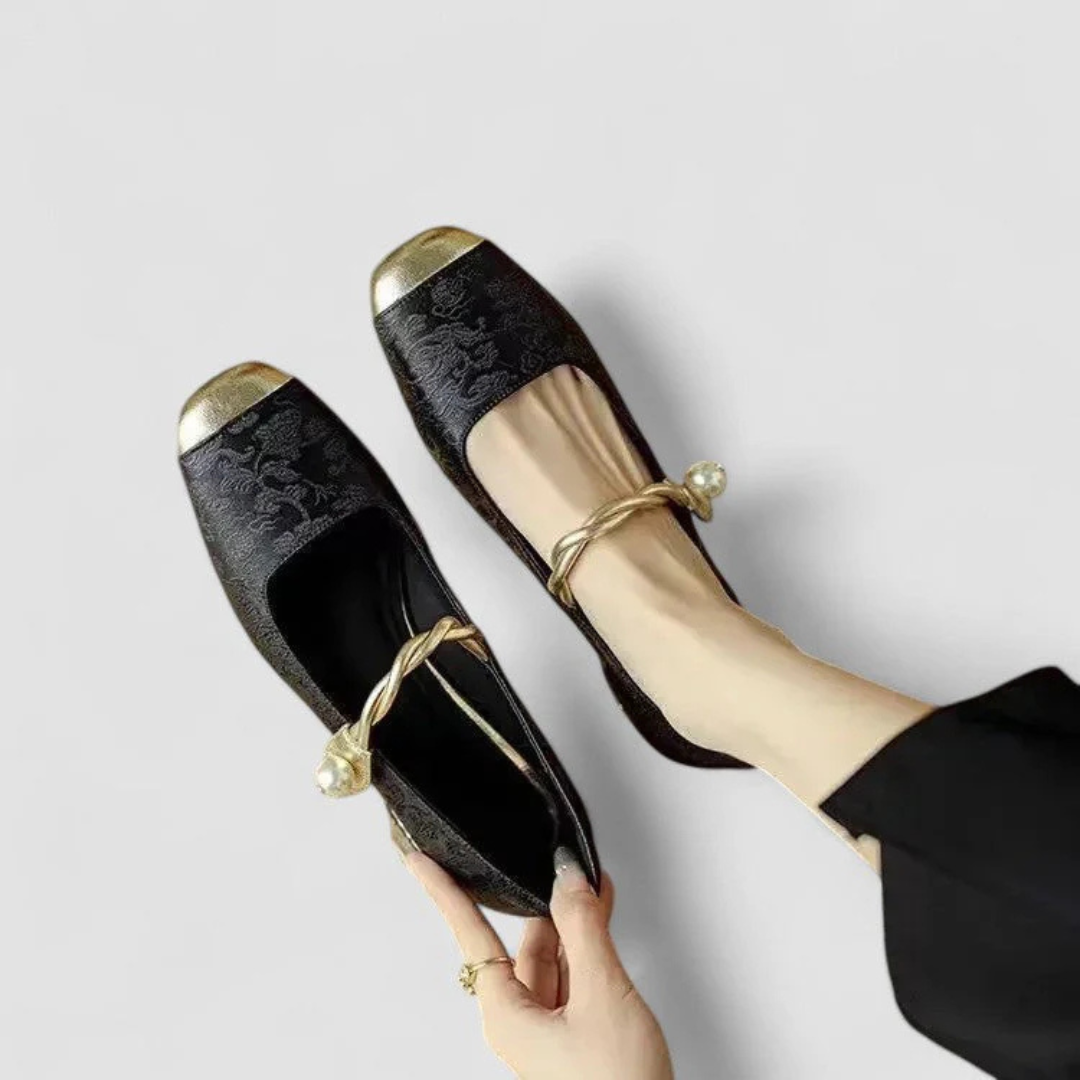 Evelina | Eleganta Skor med Detaljer och Låg Klack