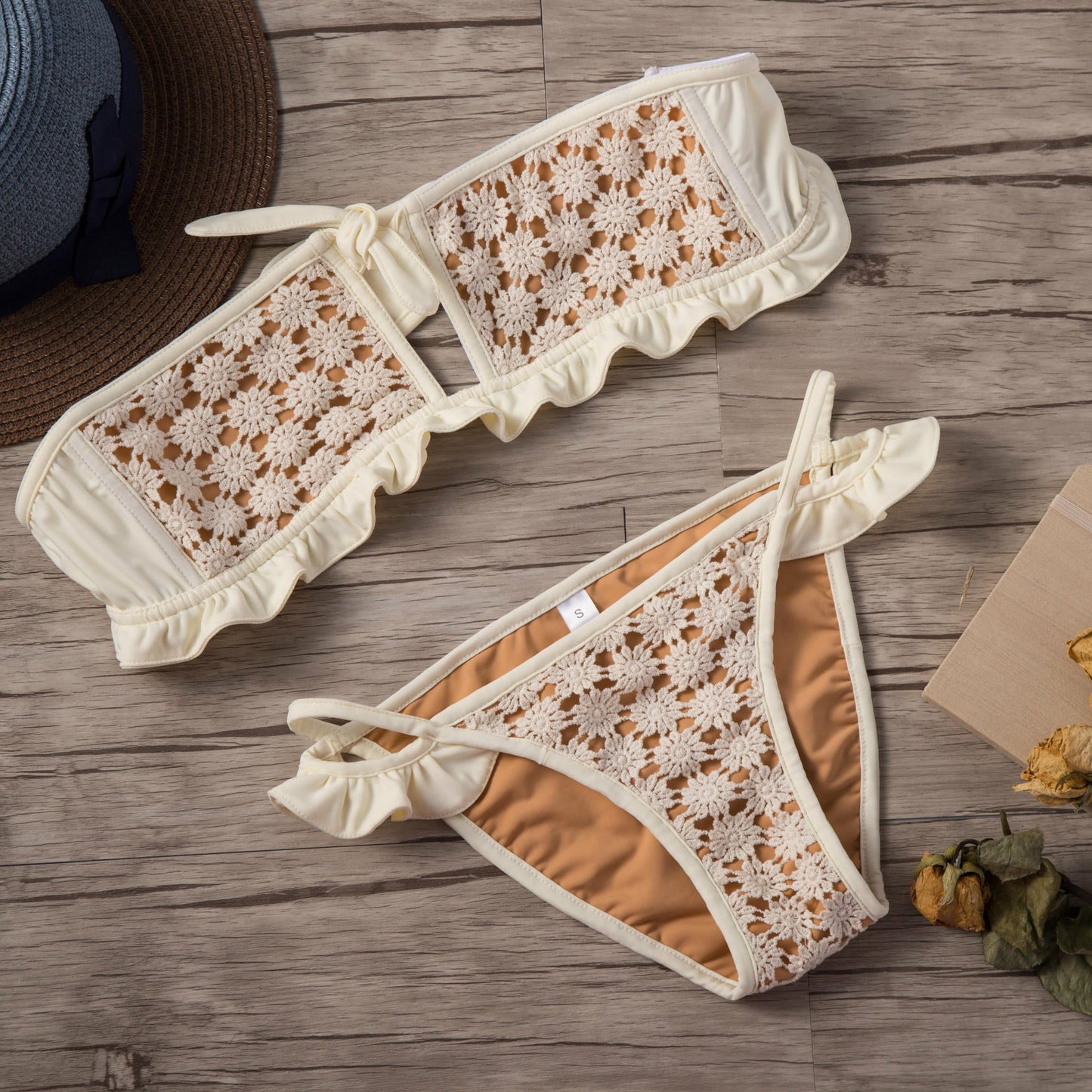 Bikini-Set för kvinnor med blommig häkeldetalj och volangdetaljer