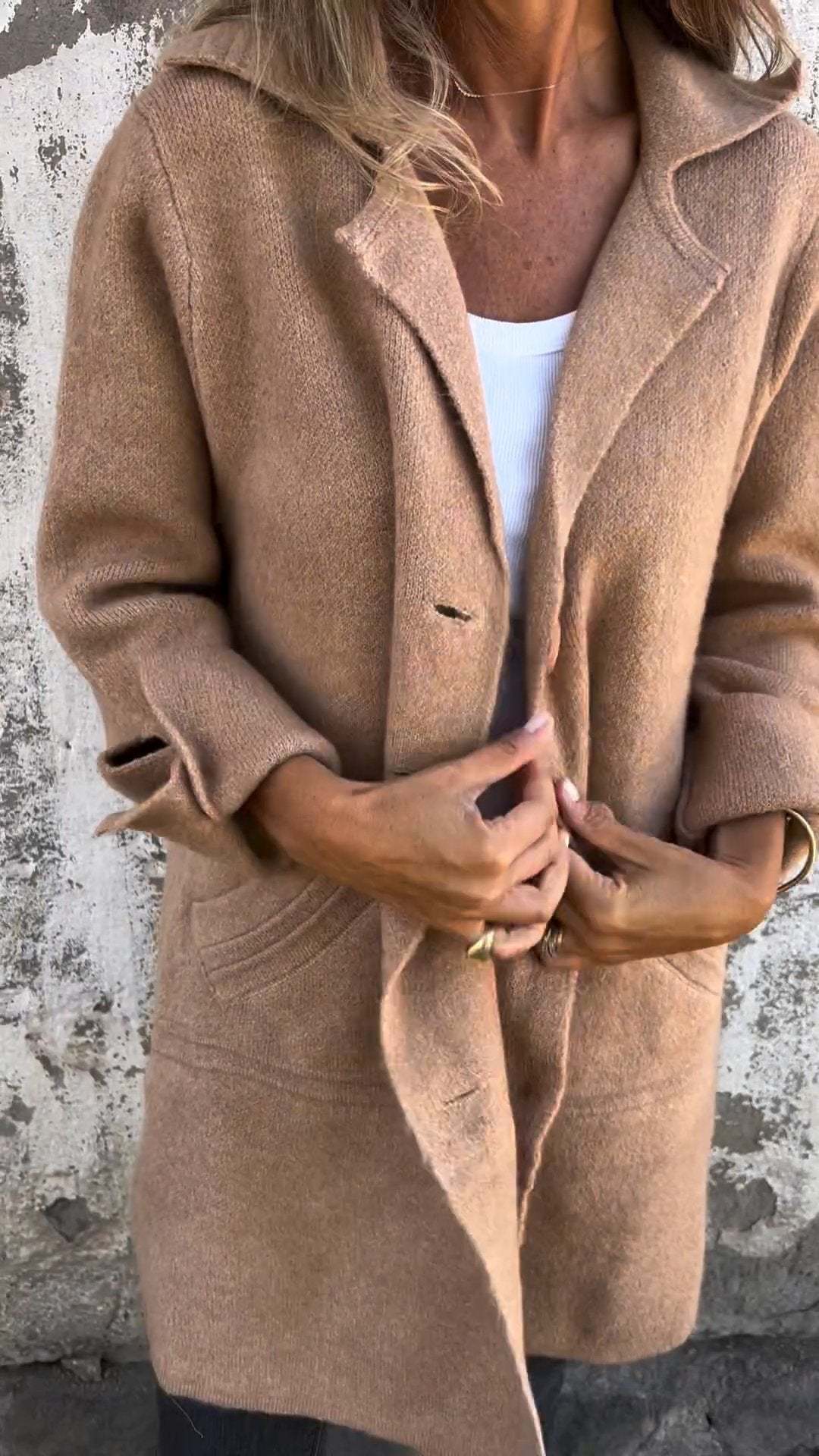 Elegant långklänning med slagkrage och fickor