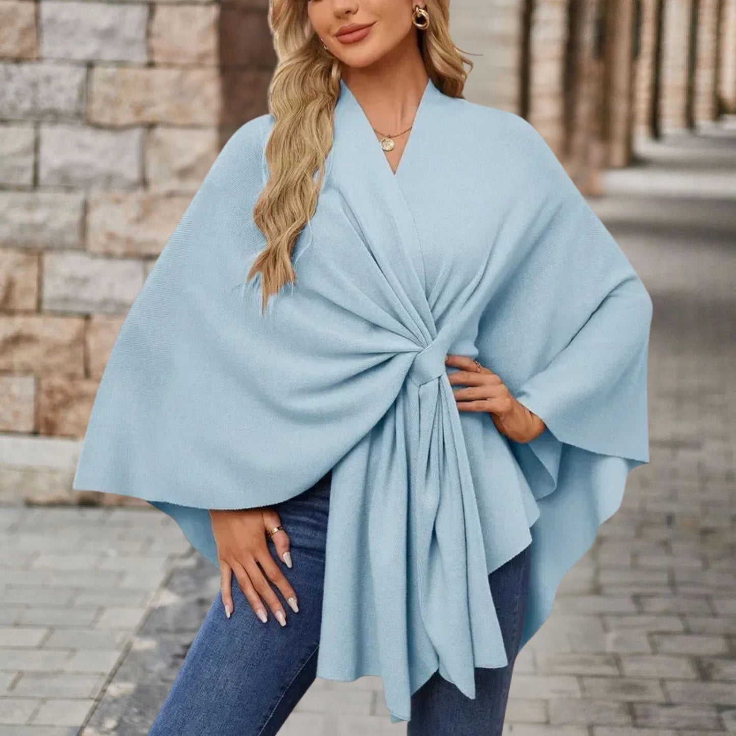 Elegant Damebluse med Cape-stil og Frontknytning